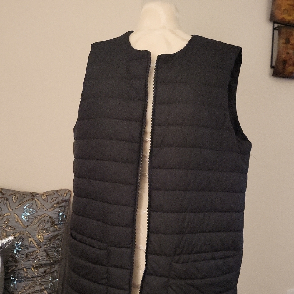 Black Quilted Sleeveless Vest - Picture 3 of 8